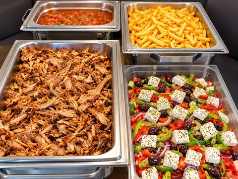 Partyservice: Gyros, Pommes, Tomatenreis und griechischer Salat in Warmhalte-Behältern